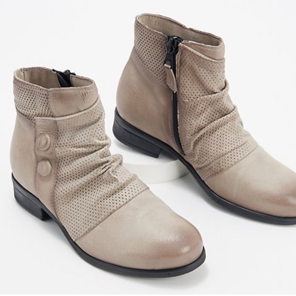 Miz Mooz Sallie pebble/taupe leather ankle boot w/decorative buttons.Sz US 9-9.5